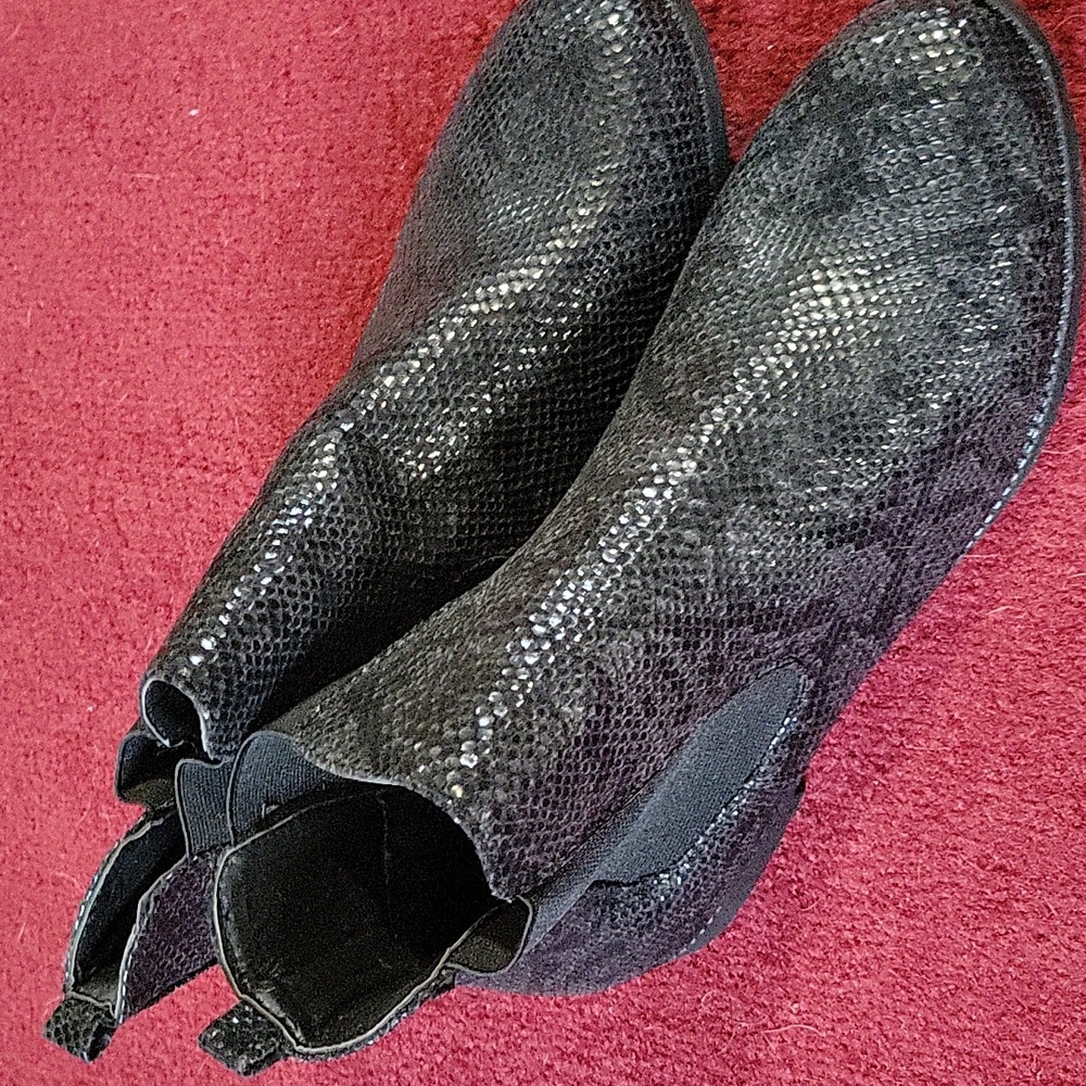 Black snakeskin boots size 9